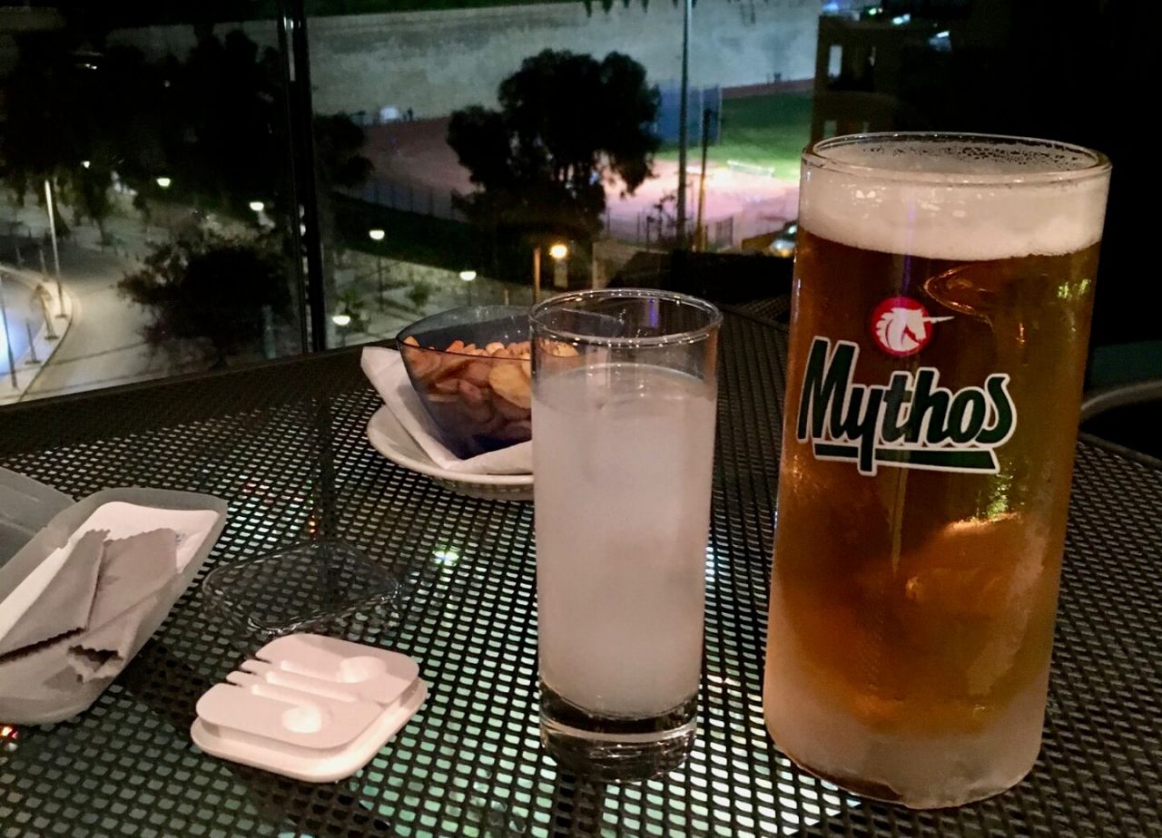 Mythos Bier, Ouzo und eine Schale Nüsse