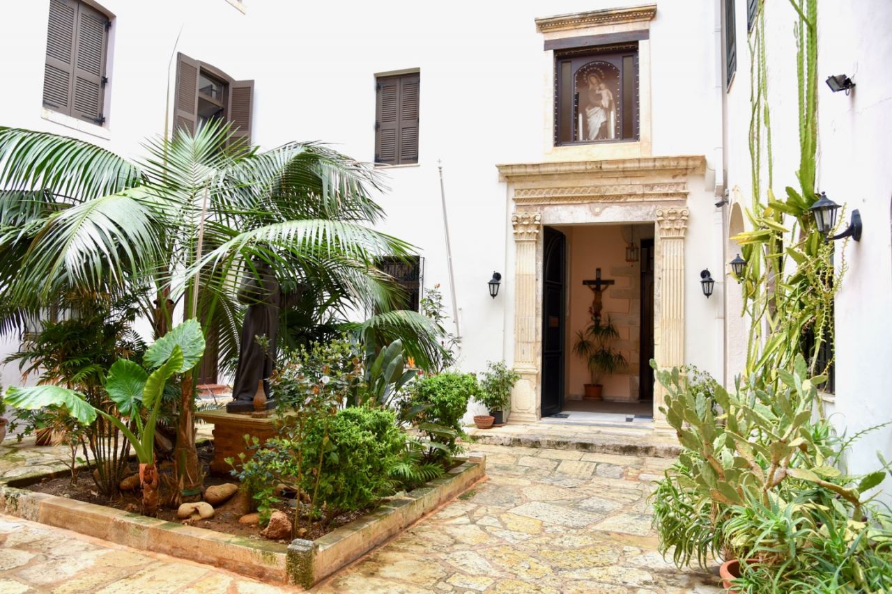 Eingang zur katholischen Kirche Chania