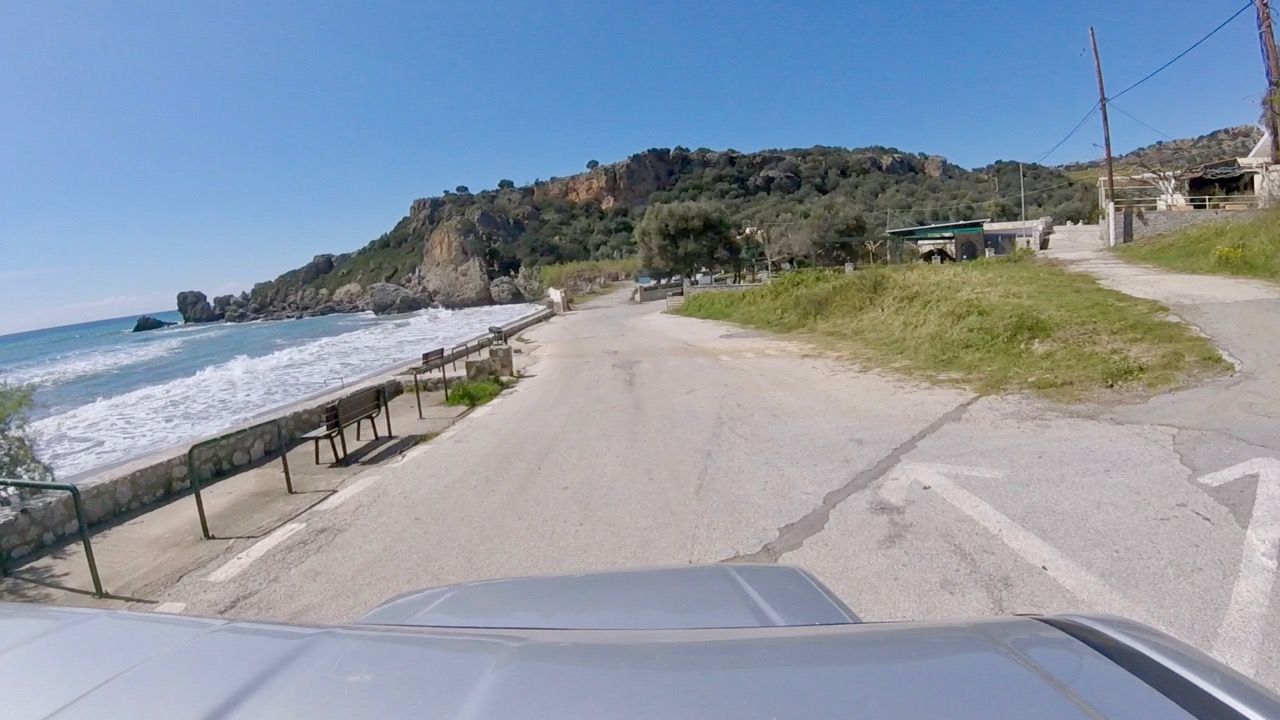Die Straße am Strand bei Polyrizos