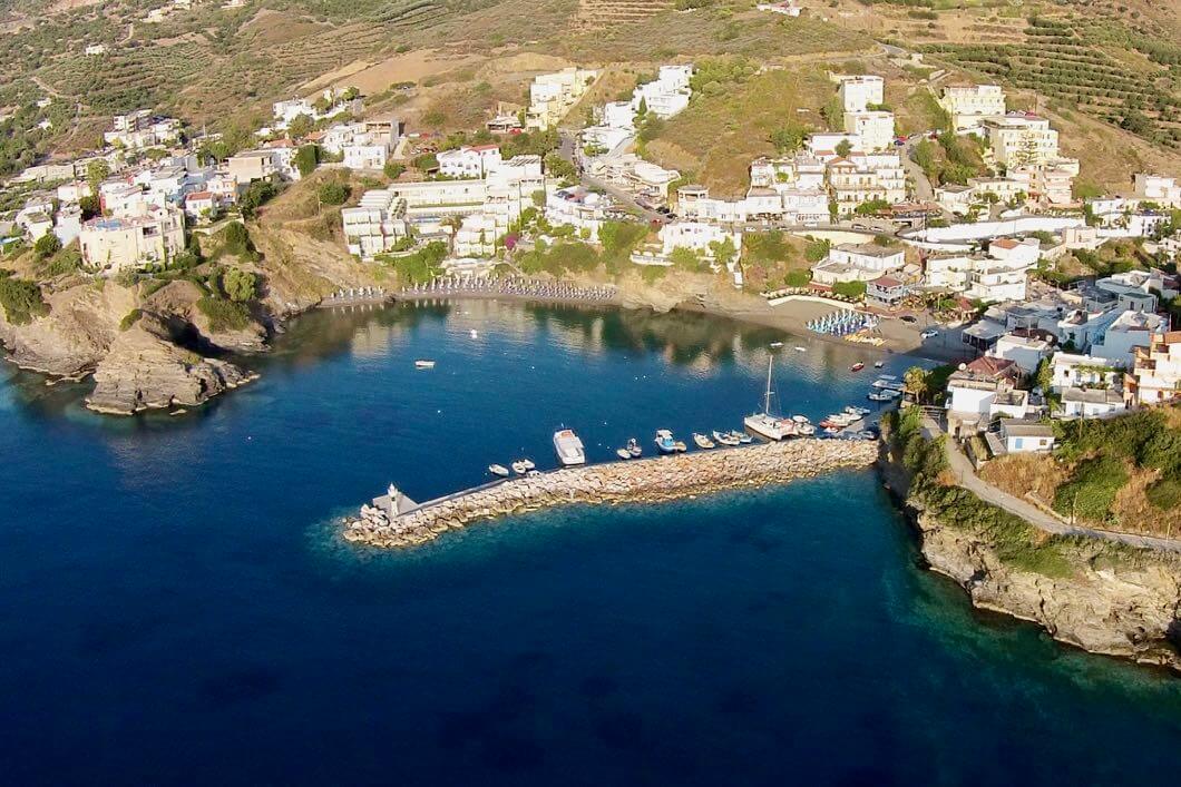 Luftaufnahme vom Hafen von Bali auf Kreta