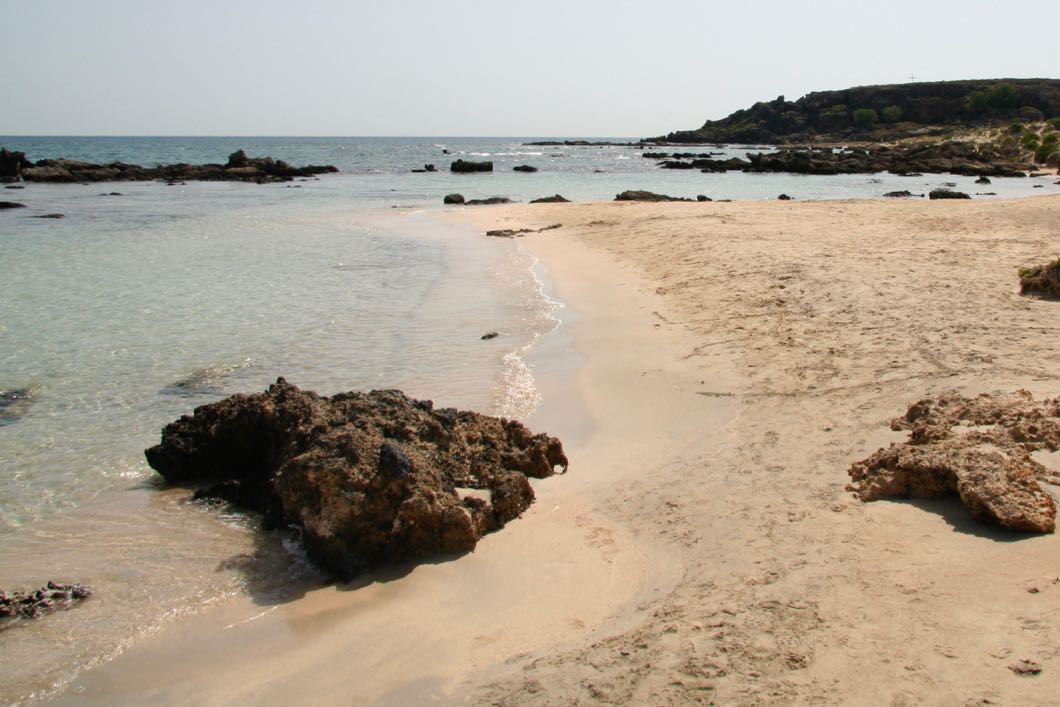 Strand von Elafonissi mit seinem feinen Sand.