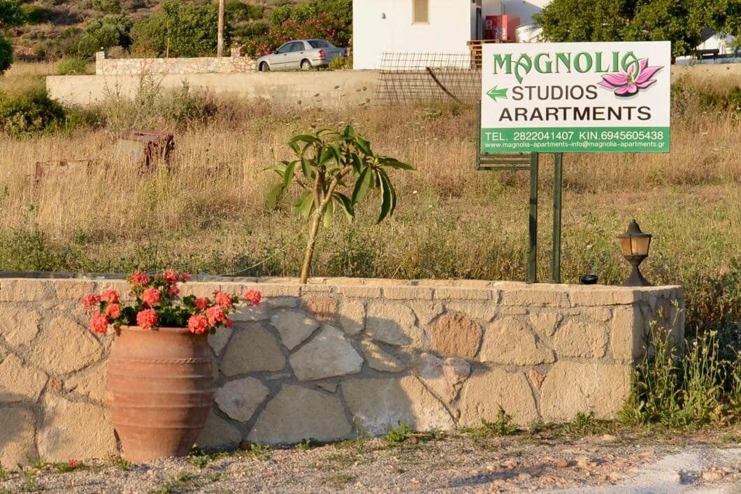 Dieses Schild zeigt den Weg zu den Magnolia Apartment.