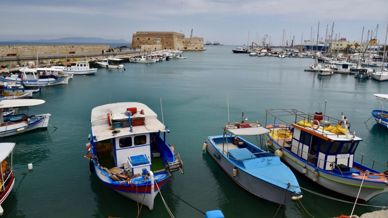 Der Hafen von Heraklion mit dem venezianischen Fort