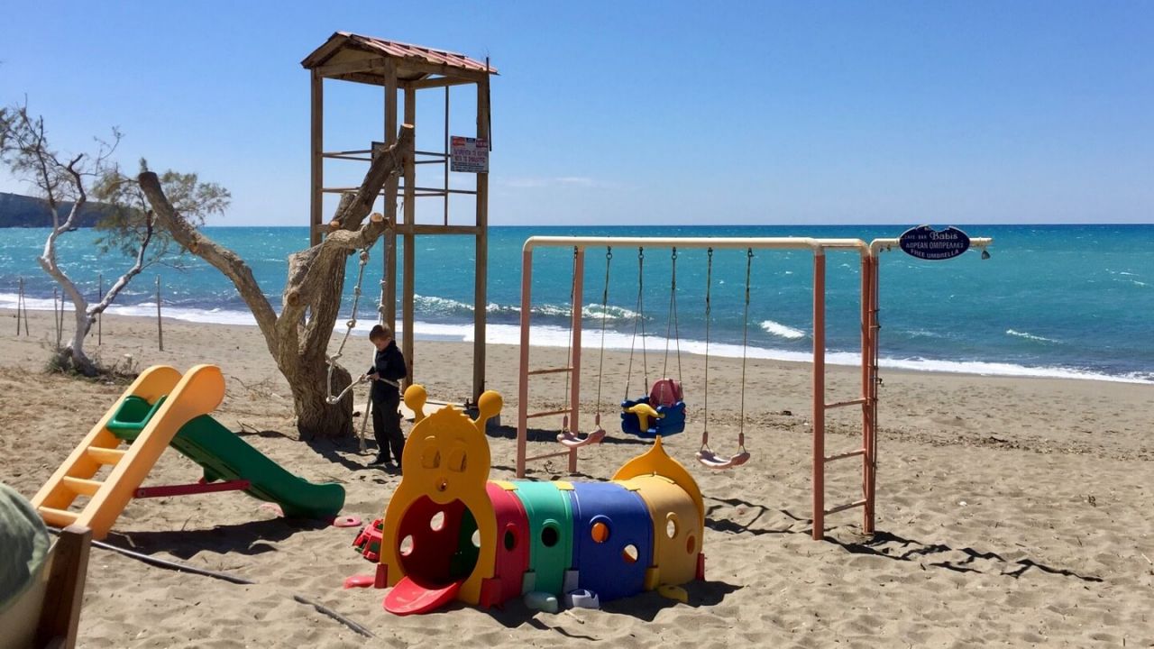 Spielplatz am Strand von Kalamaki