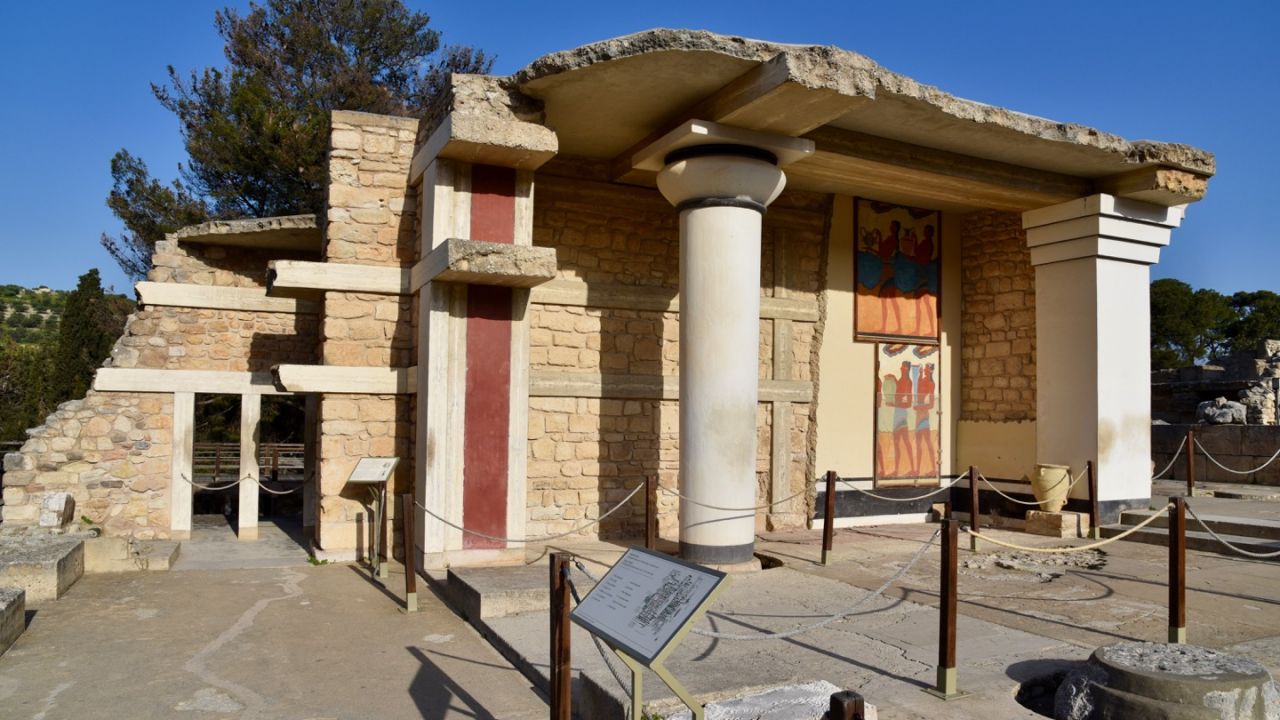 Am südlichen Propyläum in Knossos