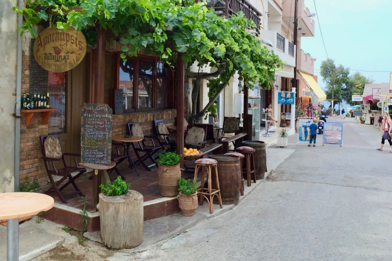 Apocalipsis Bar in Panormo