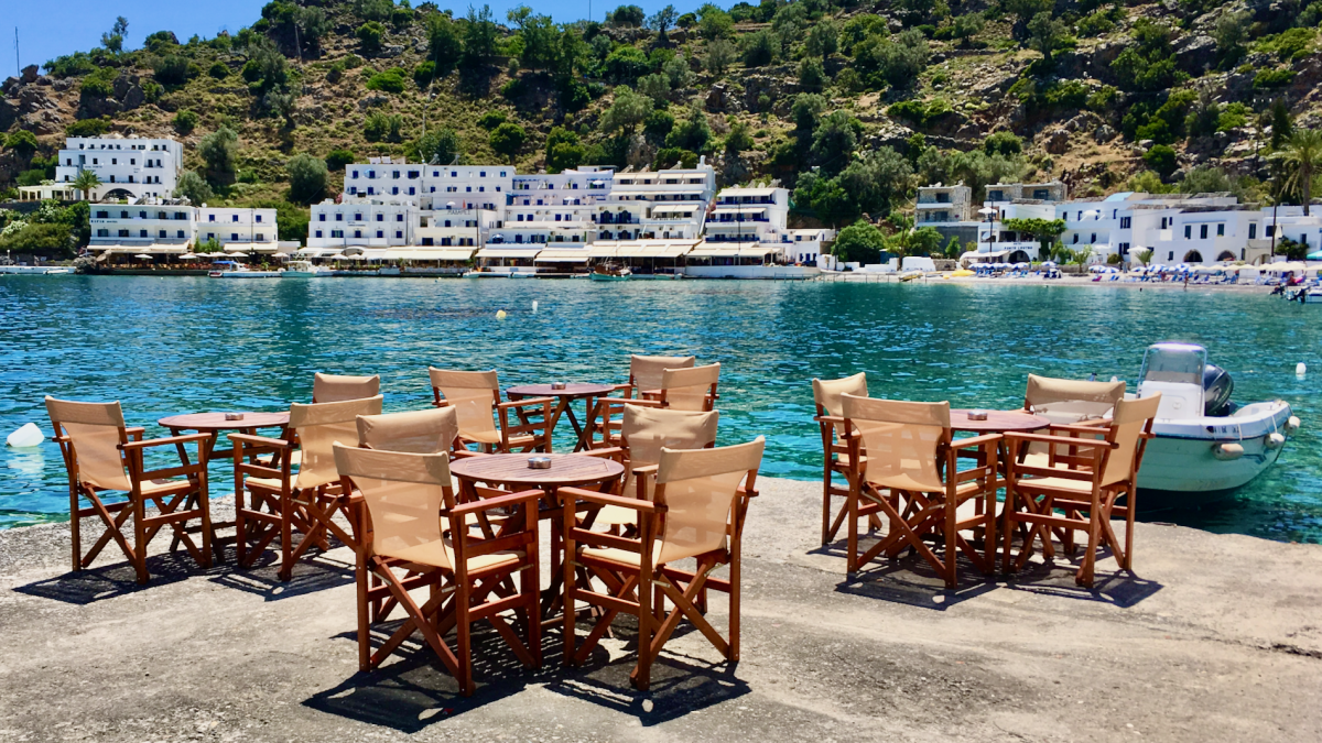 Tische und Stühle in Loutro. Fotografiert bei der Kreta Rundreise.