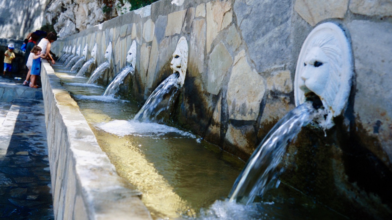 Löwenkopf Brunnen in Spili