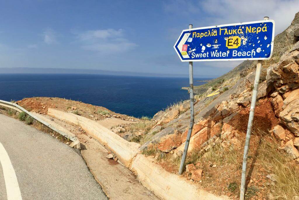 Schild weist den Weg zum Sweet Water Beach