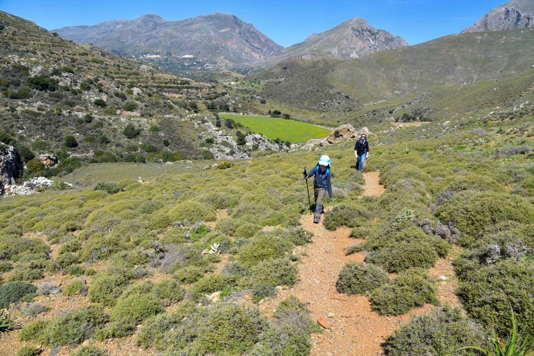Wanderweg nach Preveli mit Blick über das kleine Plateau und auf die Berge