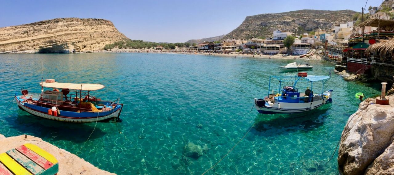 Bucht von Matala mit Fischerbooten