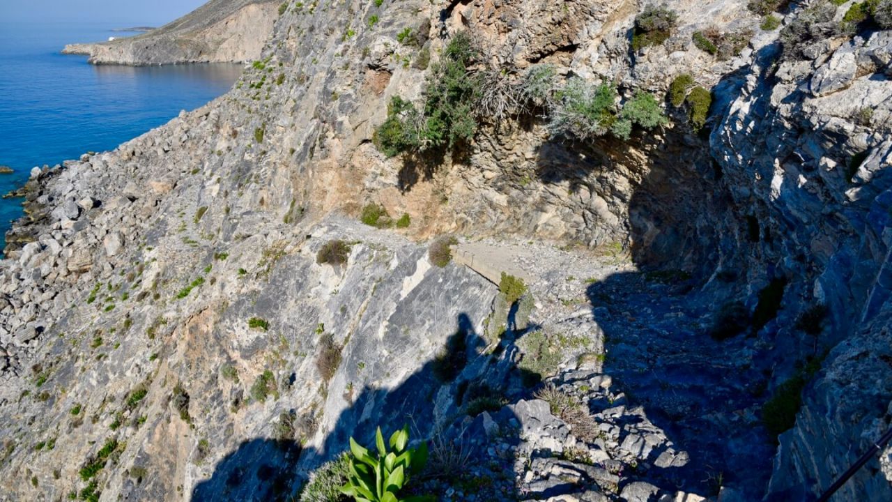 Enge Stelle auf dem Wanderweg