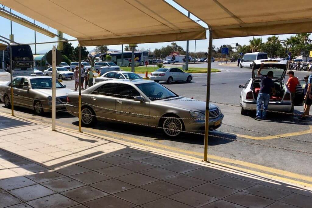 Graue Taxis auf Kreta