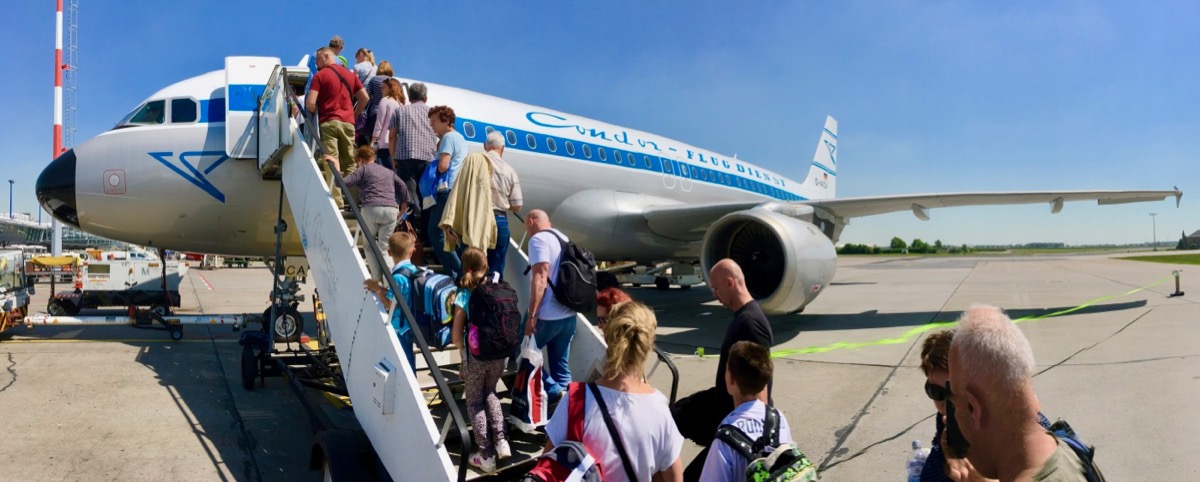Condor Flugzeug Heraklion Einstieg