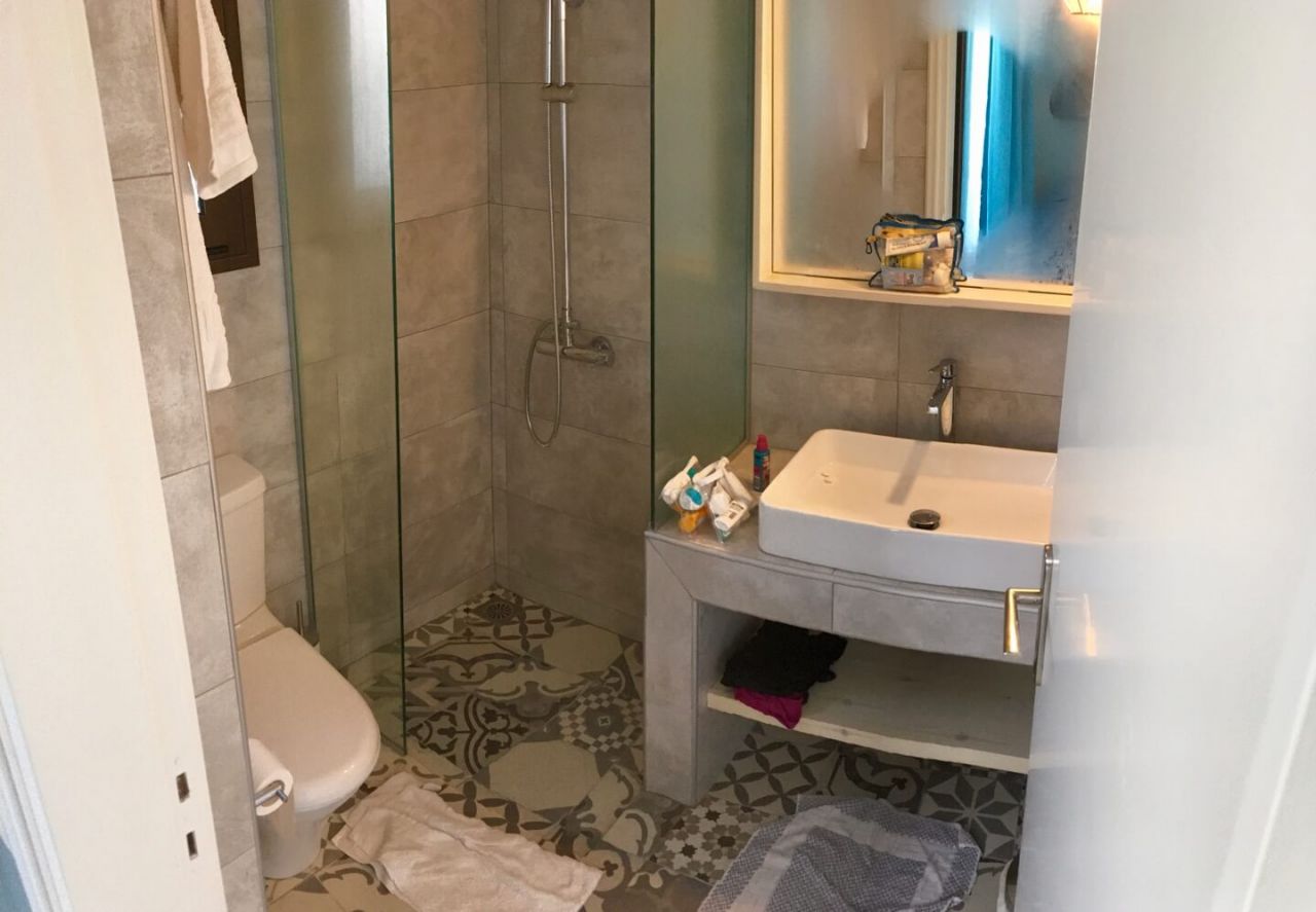 Badezimmer mit Dusche und Toilette