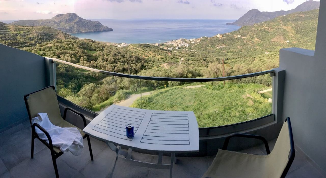 Balkon mit Ausblick auf die Buch von Plakias